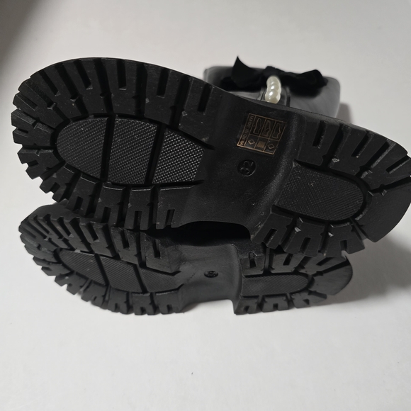 NWOT Girls' Black Boots with Bow and Pearl Detail, Size 32 (US 13) - Picture 10 of 11